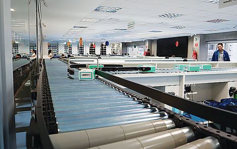 La plataforma modular de transporte MCP de Interroll se integra perfectamente en el servicio de reparación de fábrica de PLL.