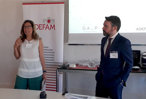 Irene Fernández Puyol y Miguel Ángel García Otero, especialista de GAP en el transcurso de la Jornada de ADEFAM sobre nueva Ley de Contratos del Sector Público.