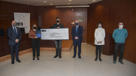 Irina Torres, ganadora a la mejor Tesis Doctoral de la Cátedra AgroBank, y Pablo Martín, ganador de la Convocatoria de ayudas para la transferencia del conocimiento al sector agroalimentario, recogen el premio junto a los representantes institucionales.