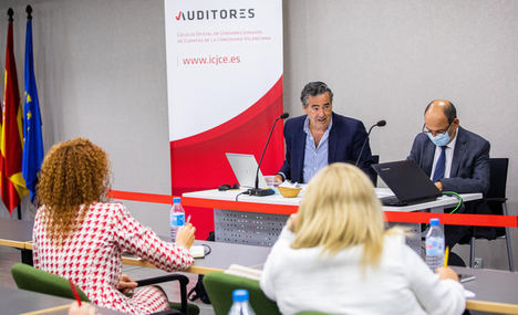 De izqda. a dcha.: Rafa Nava, presidente del Colegio de Auditores y César Gregori, secretario.