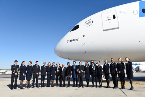 JJ. Hidalgo junto a familia y tripulación. Barajas.