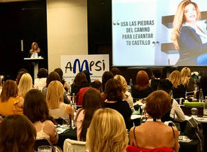 Johanna Manzanaro levanta al auditorio en su última conferencia