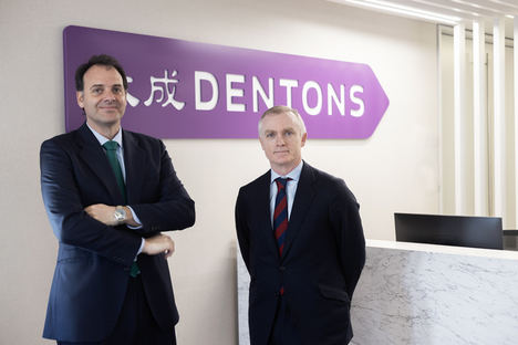 De izqda. a dcha.: Jabier Badiola, socio director de Dentons y Fermín Garbayo.
