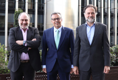 De izqda. a dcha.: Javier Cantera, presidente de Auren Consultores; Javier Betancor y Mario Alonso, presidente de Auren.