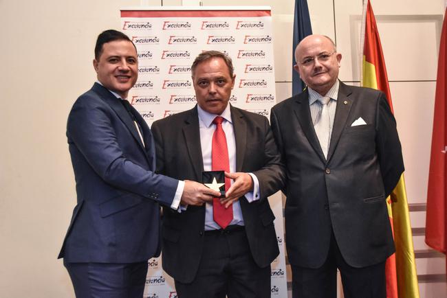 De izda a dcha: D. Ignacio de Jacob y Gómez, Presidente-Fundador del Instituto para la Excelencia Profesional. D. Javier Roldán Rubio y  D. Antonio Gabriel Pérez Mateu, vicepresidente de Instituto para la Excelencia Profesional.
