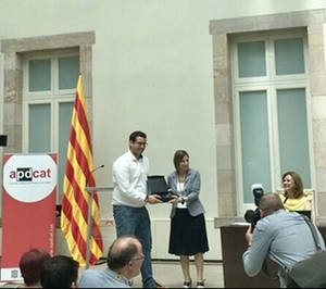 Joan López de la Franca, cofundador de Nepcom, recogiendo el accésit entregado por Carme Forcadell.