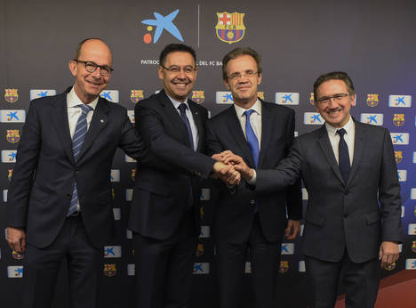 Jordi Gual, presidente de CaixaBank; Jaume Giró, director general de la Fundación Bancaria “la Caixa”, Josep María Bartomeu, presidente del FC Barcelona y Jordi Cardoner, vicepresidente de la Fundació FC Barcelona, en el momento de la firma.