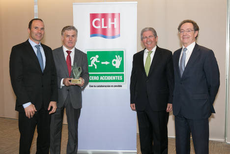 (izda a dcha): Jorge Lanza, Consejero Delegado del Grupo CLH, Antonio Gomez Gerente de Premonor, José Luis López de Silanes Presidente de CLH y Salvador Guillén Director General del Grupo CLH.

 