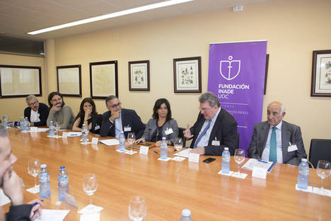 Coloquio con los asistentes al finalizar la reunión.