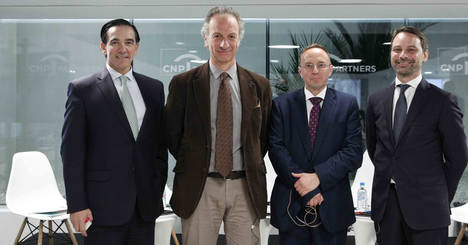 De izqda a dcha, Ángel Martínez-Aldama, presidente de Inverco, Diego Valero, presidente de Novaster y experto profesor de la London School of Economics, Fernando Luque, responsable editorial de Morningstar, y Julio Martínez, director de inversiones de CNP Partners (Foto cedida por Pablo Monge/Cinco Días).