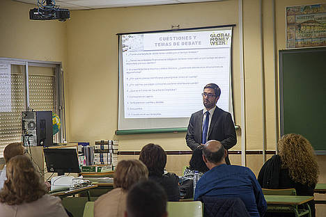 Unicaja se suma a Global Money Week con una jornada de educación financiera para estudiantes de un centro de adultos