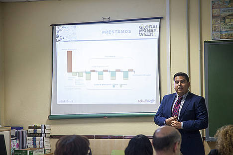 Unicaja se suma a Global Money Week con una jornada de educación financiera para estudiantes de un centro de adultos