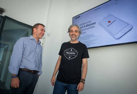 Jose Manuel Donate, CEO de Freshdeal, y Luis Galdón, Business Development en la sede de la empresa en València.