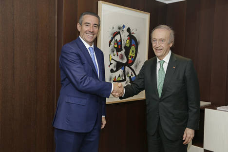 Juan Alcaraz, director general de CaixaBank, y Miguel A. Torres, presidente de la FEV.