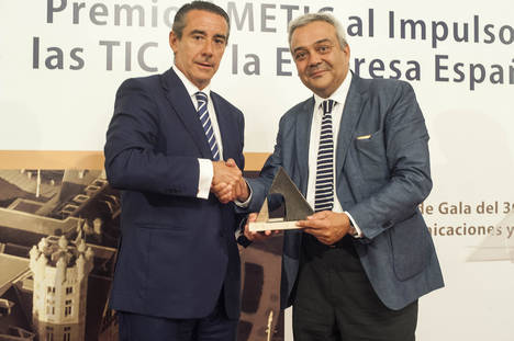 Juan Alcaraz, director general de CaixaBank, recogiendo el premio de manos de Víctor Calvo-Sotelo, Secretario de Estado en funciones de la SETSI.