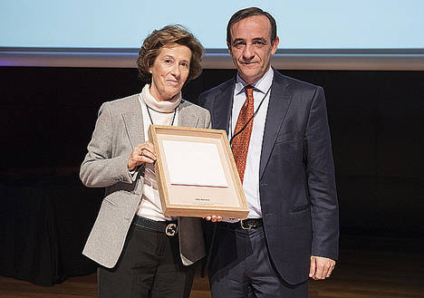 Julia Navarro con el presidente de ASPAPEL, Enrique Isidro.