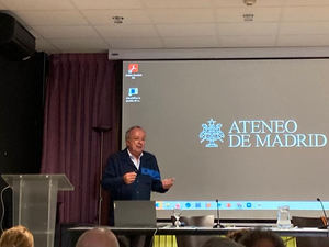 El experto en comunicación sanitaria Julio García sentó las bases de la comunicación médico-paciente en el Ateneo de de Madrid