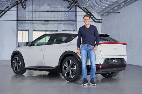 Rafa Nadal descubre el nuevo Kia EV6