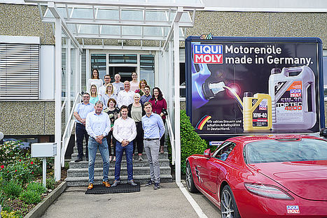 El director gerente de LIQUI MOLY, Ernst Prost, (segunda fila, tercero por la izquierda) con algunos de los nuevos empleados contratados en mayo y junio.