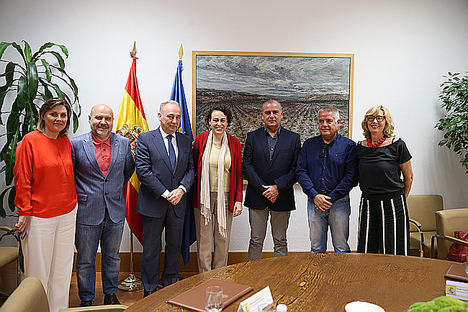 De Izq. a dcha: Elena Rodríguez, directora de la PTS; Luis Cayo Pérez, vicepresidente de la PTS; Leopoldo Pérez, vicepresidente de la PTS; Magdalena Valerio, ministra de Trabajo, Migraciones y Seguridad Social; Luciano Poyato, presidente de la PTS; Carlos Susías, vicepresidente de la PTS; y Encarnación Orozco, directora del gabinete de la ministra.
