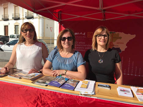 La carpa informativa itinerante de la Red de Cooperación de Ciudades en la Ruta de la Plata pasó por los Santos de Maimona