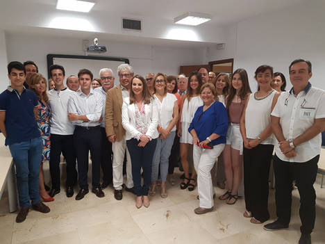 La delegada de Educación, Esther Ruiz, junto con los estudiantes Premio Extraordinario de Bachillerato, sus familiares y directores de centro.