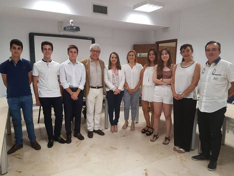 La delegada de Educación recibe a los siete estudiantes distinguidos este curso con el Premio Extraordinario de Bachillerato