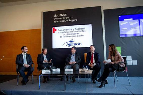 De izqda. a dcha.: José Carlos Jiménez (Suscriptor Riesgos Tecnológicos líneas Financieras en AIG); Alberto Sempere (Global Security Director, ElevenPaths – Telefónica Cibersecurity Unit); Santiago Sánchez (Head of Digital Distribution, CHUBB); Mikel Zaldibar (Director de riesgo tecnológico y operacional, Banco Santander); Mónica Valle (Periodista especializada en ciberseguridad y fundadora de Bit Life Media).