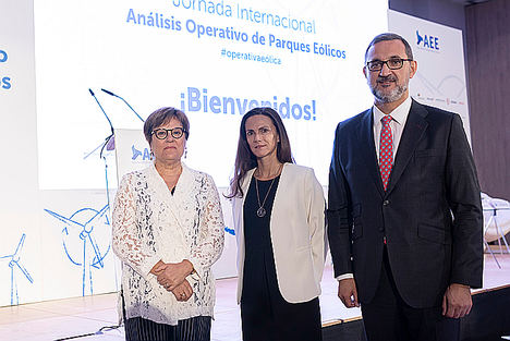 De izqda. a dcha.: Ángeles Heras Caballero, Secretaria de Estado de Universidades, Investigación, Desarrollo e Innovación; Rocío Sicre, presidenta de AEE; y Juan Virgilio Márquez, director general de AEE, en la inauguración de la Jornada Internacional de Análisis Operativo de Parques Eólicos.