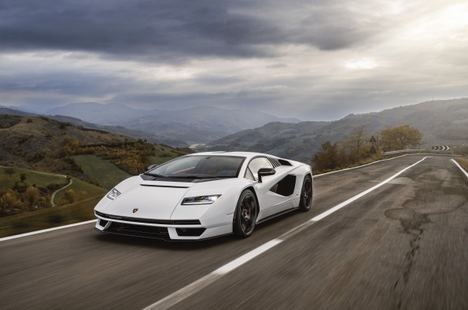 El Lamborghini Countach LPI 800-4 sale a la carretera por primera vez