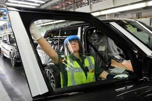 El primer Range Rover fabricado con medidas de distanciamiento social