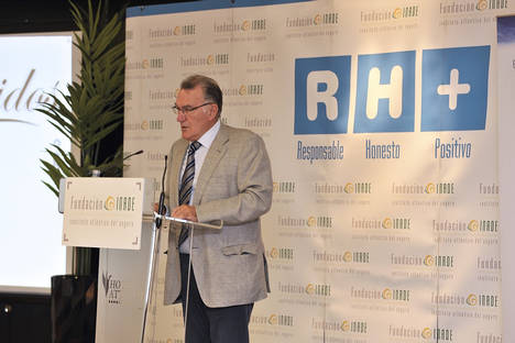 La presentación del invitado corrió a cargo del Presidente de la FEGAMP, Alfredo García