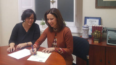 La presidenta del Colegio de Farmacéuticos de Soria, Raquel Martínez García (derecha), con la directora territorial de PSN Castilla y León, Reyes Morán.