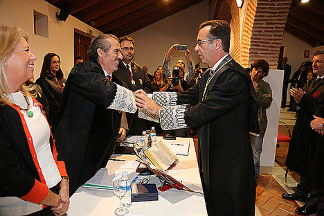 Lara saluda al juez decano de Marbella tras imponerle la Medalla de Honor del Colegio.