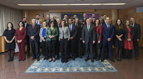 Alumnos de la segunda promoción graduados, junto con profesores y presidencia del acto.