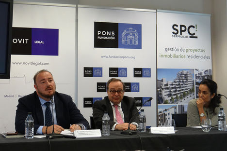 De izqda a dcha: Juan Casares Collado, presidente de la Confederación de Cooperativas de Vivienda Nacional (CONCOVI); Juan Pablo Garbayo, director general de NOVIT Legal, y Almudena Suárez, abogada en ejercicio.