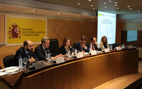 De izqda a dcha: Bernardo Pérez Navas, socio del Departamento Laboral de Garrigues, Vicente Bootello, socio del Departamento Tributario de Garrigues, Marisa Poncela, secretaria de Estado de Comercio, Adolfo Aguilar Delgado, presidente de Multinacionales por Marca España, Luis Arias Hormaechea, director de RRII del IESE Business School, María Luisa Blázquez, investigadora asociada del International Center for Competitiveness del IESE.