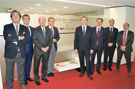 De Izda. a dcha: Jorge Urizar, Ramón Madariaga, Jose Miguel Albisu (socios de PKF-ATTEST de la oficina de Bilbao), José María Arregui, Jaime Catalán, Javier Catalán, Iñigo Abrego y Xabier Bernarte.