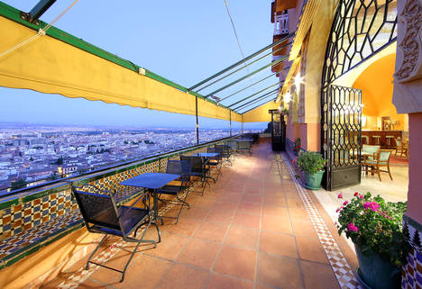 La terraza del Alhambra Palace inaugura la temporada renovando sus propuestas