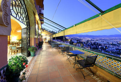 La terraza del Alhambra Palace inaugura la temporada renovando sus propuestas