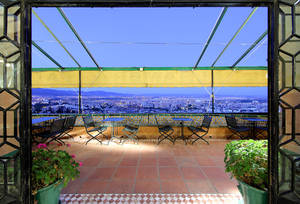 La terraza del Alhambra Palace inaugura la temporada renovando sus propuestas