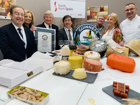 Les Grands Buffets galardonado con el Guinness World Records al surtido de quesos más grande del mundo en un restaurante con 111 variedades