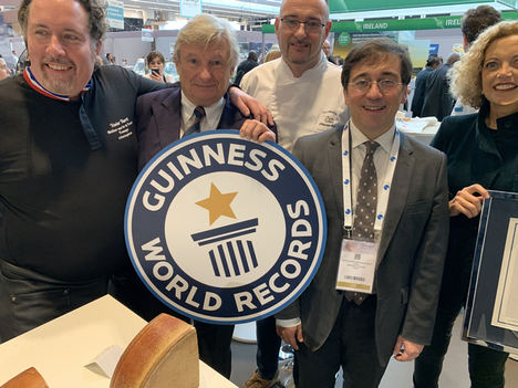 Les Grands Buffets galardonado con el Guinness World Records al surtido de quesos más grande del mundo en un restaurante con 111 variedades