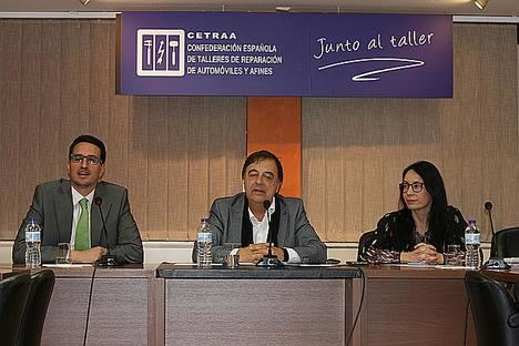 De izq a dcha: Luis Fernando Velasco, jefe de Área de Vehículos de la DGT, Xavier Freixes, responsable del proyecto Libro Taller en CETRAA y miembro del Comité Ejecutivo de CETRAA, y Ana Ávila, secretaria general de CETRAA.