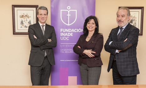 De izqda a dcha: El Director de la Cátedra Fernando Peña, la Directora General de Riesgos y Seguros del GRUPO SAN JOSÉ, Lourdes Freiría y el Director de Fundación Inade, Adolfo Campos.