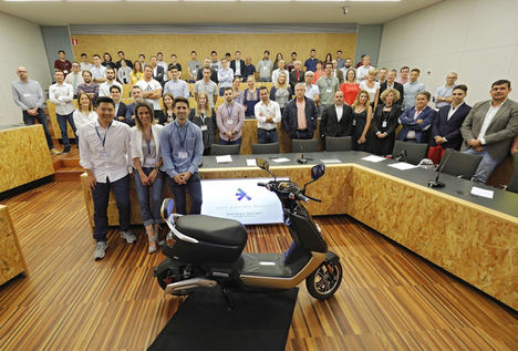 Los integrantes de Next Electric Motors tras presentar el modelo.