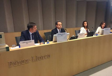 De izqda a dcha: José Luis Lucas, Jefe del Departamento Fiscal de OHL; David Calzada, socio de Auditoría de Grant Thornton; Clara Jiménez, socia de Fiscal de Pérez-Llorca; y Alicia Peral, Account Manager en Thomson Reuters Aranzadi.
