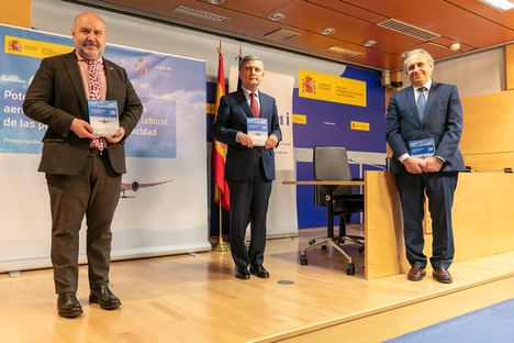 Luis Cayo Pérez Bueno, Pedro Saura y Ángel Luis Arias durante la presentación.