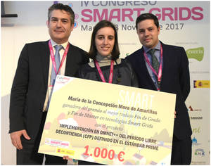 Mª Concepción Mora de Amarillas recibe el Premio Futured, entregado por Enrique Morgades, Secretario Técnico de Futured, y por Francisco Barceló, miembro del Grupo Rector de Futured.
