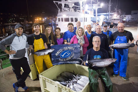  Jesús Mari, Iñigo y JoeL -abuelo, hijo y nieto-, tres generaciones de pescadores de Getaria, Euskadi.